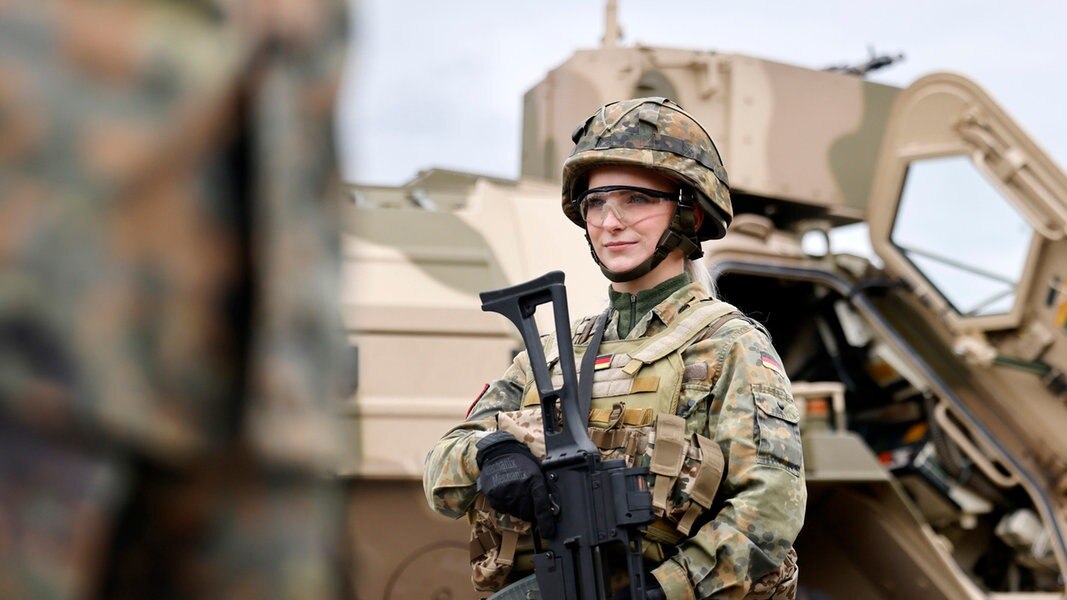 Eine Soldatin der Bundeswehr hält ein G36 Gewehr