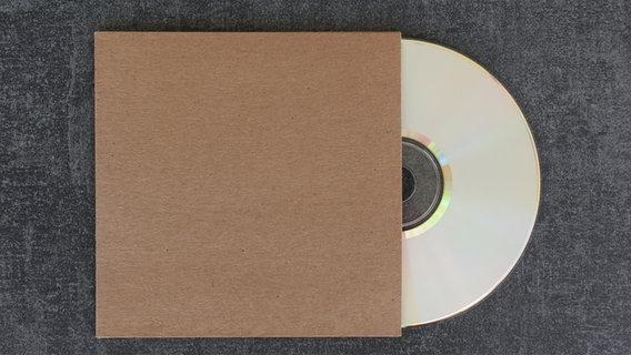 Eine CD in einer neutralen Hülle © photocase.de Foto: dimitris_k