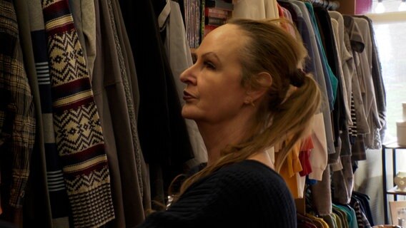 Helen, eine Frau, die einen Charity-Shop in Leeds betreibt © NDR Foto: Roman Mellah