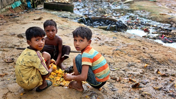 Kinder im Flüchtlingslager der Rohingyas in Coxsbazar, Bangladesch © picture alliance / ZUMAPRESS.com Foto: Mohammed Shajahan