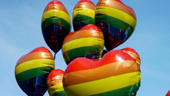 Mehrere Luftballons in Regenbogen Farben © picture alliance / ABBfoto Foto: picture alliance / ABBfoto