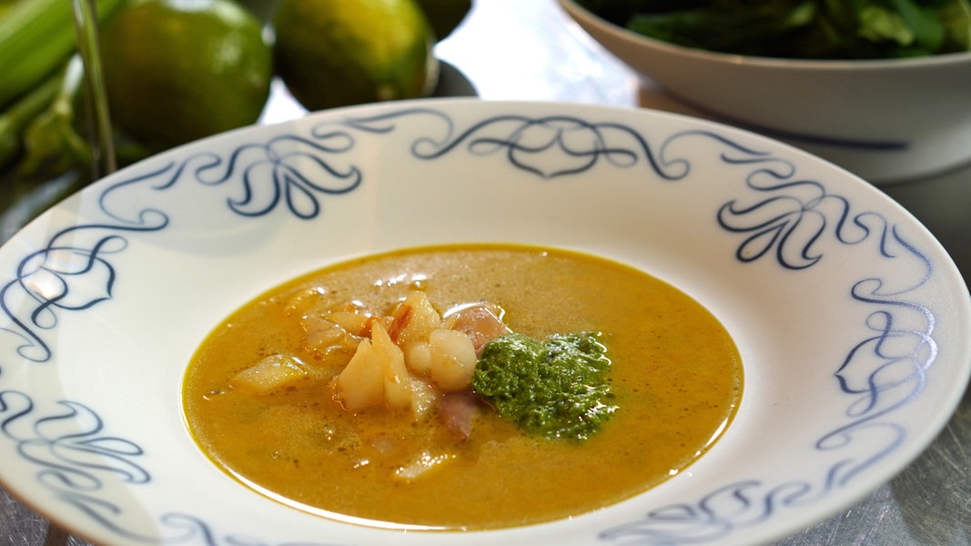 Currysuppe mit Apfel, Gemüse und Feldsalat-Pesto | NDR.de - Ratgeber ...