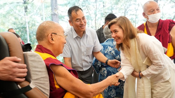 Korrespondentin in Neu Delhi Charlotte Horn schüttelt die Hand des Dalai Lamas © NDR Foto: Charlotte Horn