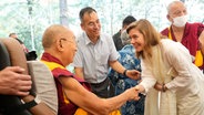 Korrespondentin in Neu Delhi Charlotte Horn schüttelt die Hand des Dalai Lamas © NDR Foto: Charlotte Horn
