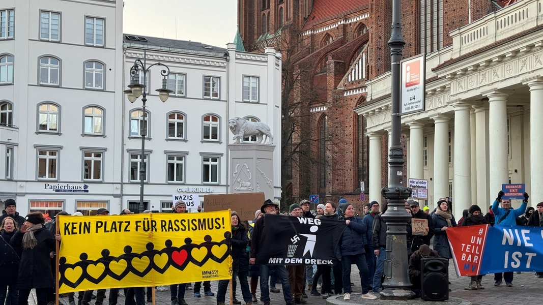 In Schwerin protestieren Menschen auf dem Marktplatz gegen ein Veranstaltung der AfD.