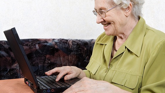 Seniorin mit Laptop © Fotolia.com Foto: Ramona Heim