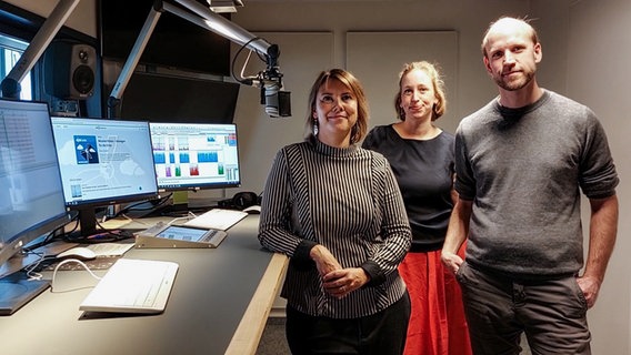 Die Hosts von "Mission Klima" Arne Schulz und Susanne Tappe plus in der Mitte Redakteurin Ines Burckhardt © Astrid Kühn/NDR 