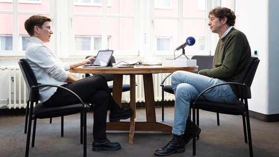 Zwei Menschen sitzen sich für eine Podcast-Aufnahme gegenüber. © NDR/Christian Spielmann Foto: Christian Spielmann