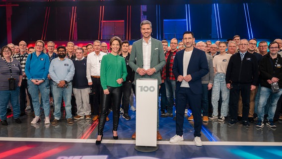 Mehrere Menschen stehen in der Fernsehsendung "Die 100" vor der Kamera auf einer Bühne. © NDR/Ben Knabe Foto: Ben Knabe