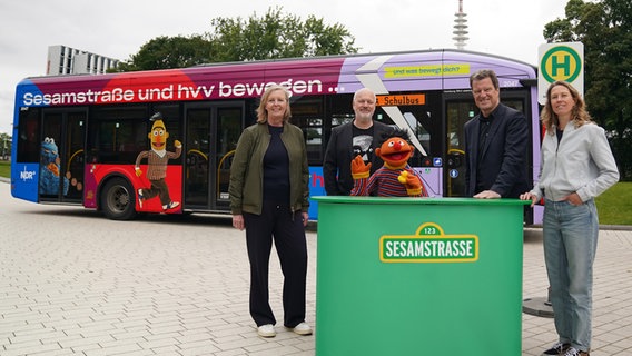 Kerstin Hintze (Sesame Workshop Europe), Ole Kampovski (NDR), Raimund Brodehl und Melanie Ruhl (hvv) präsentieren gemeinsam mit Ernie den neuen "Sesamstraße"-Bus. © NDR/hvv 