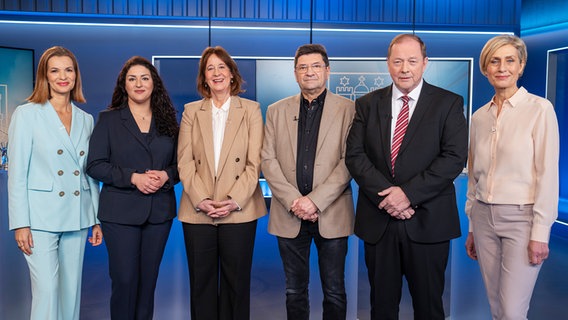 Die Spitzenkandidat*innen der vier kleineren Parteien, (ab 2.v.l.) Cansu Özdemir (Die Linke), Katarina Blume (FDP), Jochen Brack (BSW) und Dirk Nockemann (AfD) mit den Moderatorinnen Julia-Niharika Sen (l.) und Susanne Stichler (r.). © NDR Foto: Ralf Pleßmann