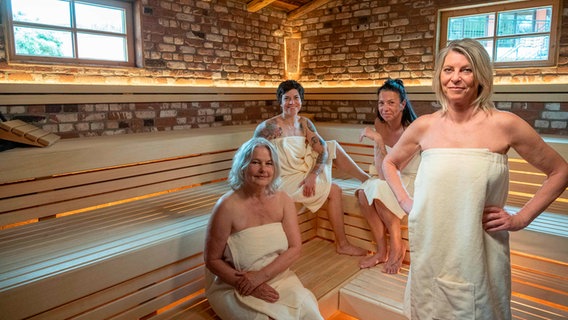 Vier Frauen stehen in der Sauna umhüllt von Saunatüchern © rbb/Oliver Ziebe Foto: Oliver Ziebe