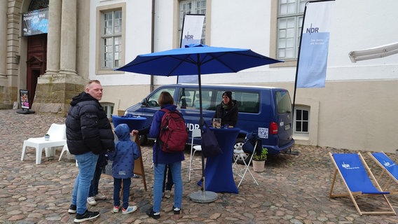 Der Dialogstand in Schleswig bei der Tour des NDR Dialogbus. © NDR 