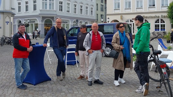 Der Dialogstand in Greifswald bei der Tour des NDR Dialogbus. © NDR 