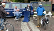 Der Dialogstand in Emden bei der Tour des NDR Dialogbus. © NDR 