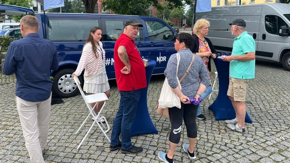 Der Dialogstand in Torgelow bei der Tour des NDR Dialogbus. © NDR 