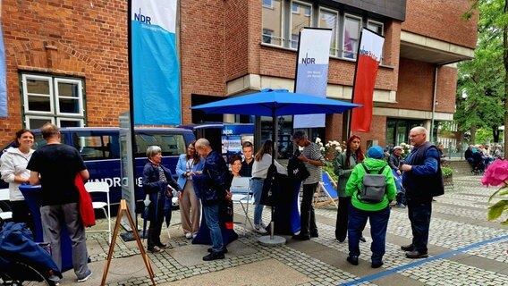 Der Dialogstand in Kiel bei der Tour des NDR Dialogbus. © NDR 