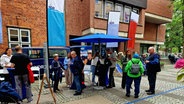 Der Dialogstand in Kiel bei der Tour des NDR Dialogbus. © NDR 