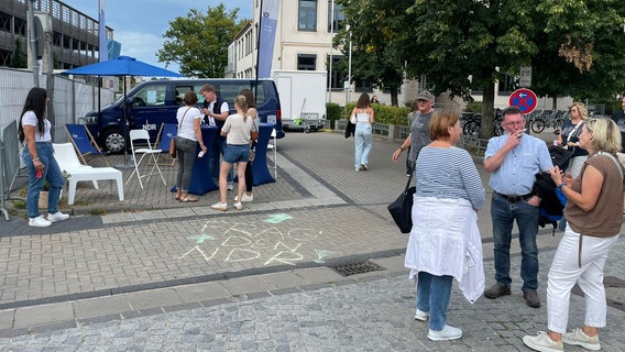 Der Dialogstand in Hamburg bei der Tour des NDR Dialogbus. © NDR 