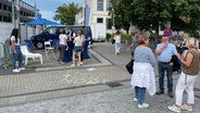 Der Dialogstand in Hamburg bei der Tour des NDR Dialogbus. © NDR 