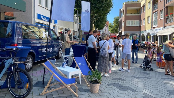 Der Dialogstand in Hamburg bei der Tour des NDR Dialogbus. © NDR 