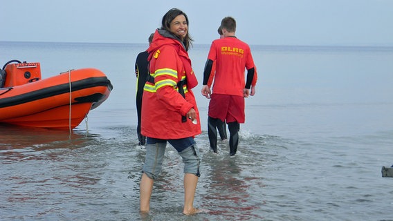 Inka Schneider mit den Füßen in der Ostsee © NDR 