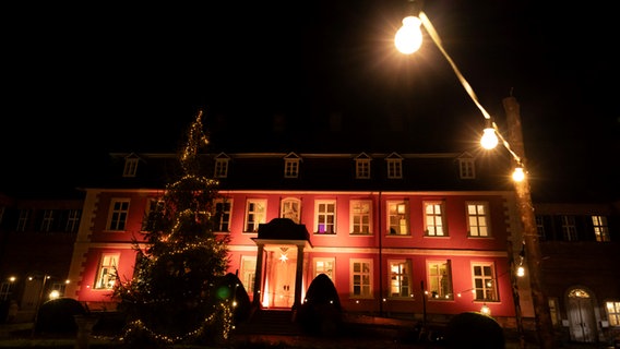 Beleuchtetes Haus im Dunkeln © Stefan Albrecht Foto: Stefan Albrecht