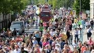 Discomove-Parade in Hamburg-Harburg. © Imago Foto: Andre Lenthe