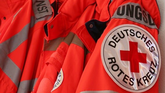 Jacken von Helfern des Deutschen Roten Kreuz, DRK © colourbox Foto: -