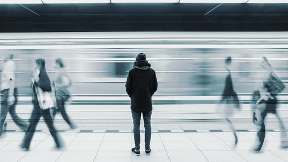 Ein Mann steht vor einer fahrenden U-Bahn die unscharf abgebildet ist. © panthermedia Foto:  Cebas1
