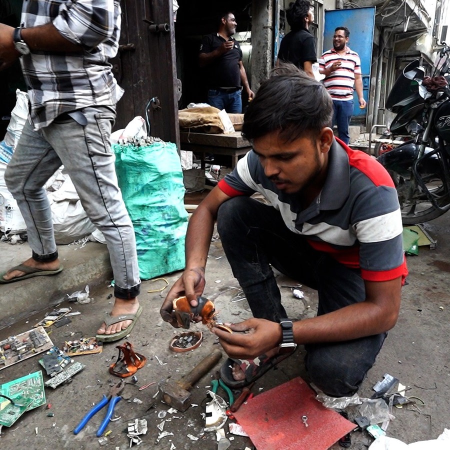 Ein Mann sucht nach Elktroschrott in der Nähe von Neu Delhi, Indien © HR/Lukas Wiehler Foto: Lukas Wiehler