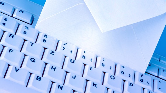 Die Tastatur eines Computers und ein Kuvert. © Colourbox Foto: Petra D