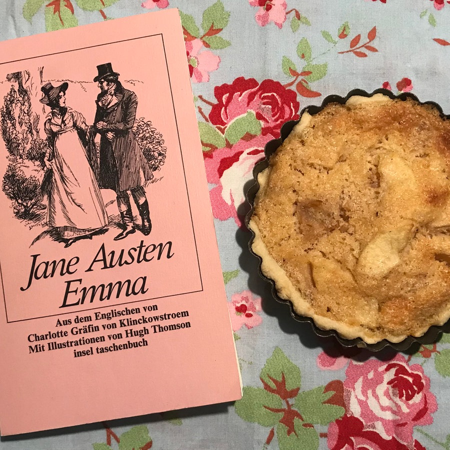 Eine Apfeltorte und eine Ausgabe von Jane Austens Roman "Emma" - Folge 14 des Podcasts eatreadsleep. © NDR 