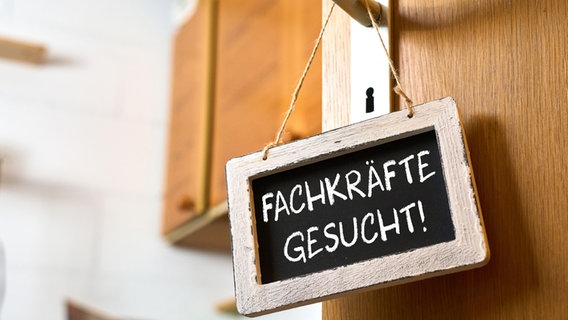 Auf einem Schild an einer Türklinke steht "Fachkräfte gesucht". © picture alliance / CHROMORANGE Foto: Michael Bihlmayer