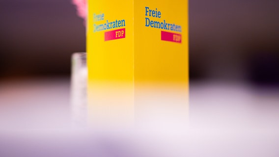 Schriftzüge der FDP Landtagsfraktion © picture alliance Foto: Noah Wedel