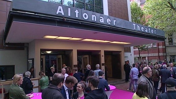 Gäste vor dem Eingang zum Altonaer Theater  
