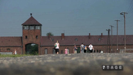 Das Eingangstor des Konzentrationslagers Auschwitz.  