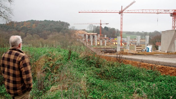 Hans Jürgen Bindbeutel blickt auf die 270 Meter entfernt von seinem Bauernhof entstehende Kälbachtalbrücke © HR/WDR/stern film 