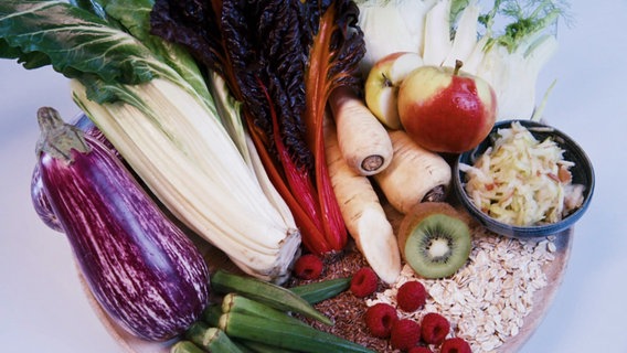 Eine Platte mit Vollkorngetreide, Blatt- und Wurzelgemüse, Kiwi, Äpfeln und Beeren. © Screenshot Foto: Oliver Zydek/Moritz Schwarz