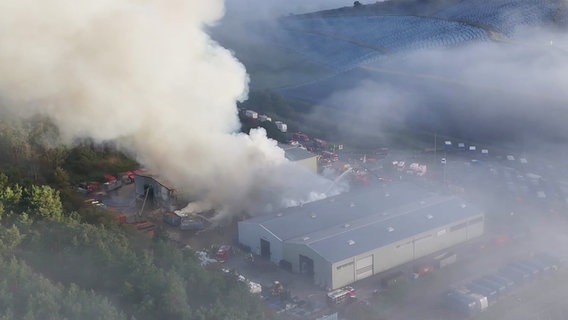 Großfeuer in Bardowick: Rauch steigt über einer brennenden Lagerhalle auf. © TV Elbnews 