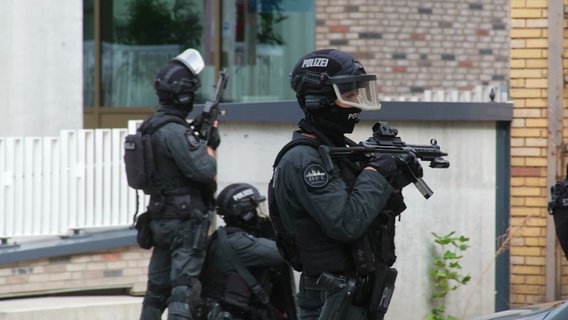 Polizisten bei einem Einsatz in Barmbek. © TV News Kontor Foto: Screenshot