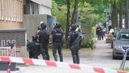 Polizisten bei einem Einsatz in Barmbek. © TV News Kontor Foto: Screenshot