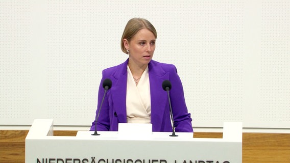 Die AfD-Abgeordnete Vanessa Behrendt spricht im Landtag. © Screenshot 