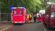 Rettungskräfte stehen auf einer Straße in Hamburg-Blankenese. © TV News Kontor Foto: Screenshot