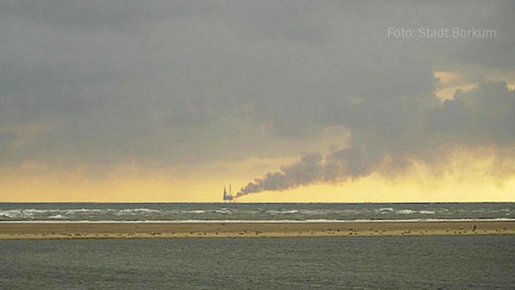 Vom Borkumer Strand aus ist eine Erdgas-Versuchsplattform am Horizont zu sehen. © Stadt Borkum 