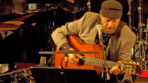 Screenshot: João Bosco beim Konzert mit der NDR Bigband (2017). © Screenshot 