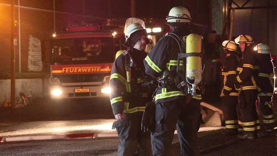 In einer Wärmeanlage in Hamburg-Heimfeld ist ein Silo mit Pellets in Brand geraten. © Nonstopnews Foto: Screenshot