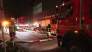 In einer Wärmeanlage in Hamburg-Heimfeld ist ein Silo mit Pellets in Brand geraten. © Nonstopnews Foto: Screenshot