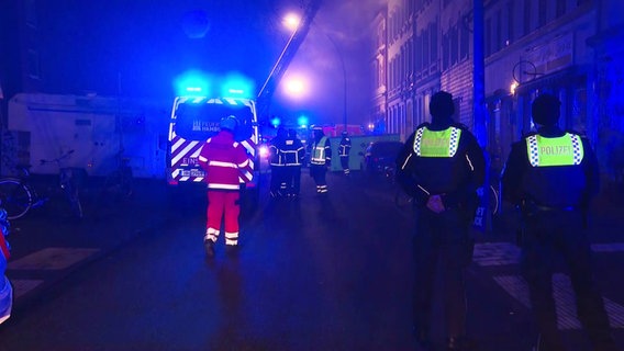 Feuerwehrkräfte stehen vor einem Wohnungsbrand in Hamburg-Altona. © TV News Kontor Foto: Screenshot