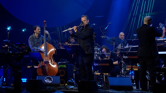 Pablo Martín Caminero und die NDR Bigband beim Konzert auf der JazzBaltica 2024. © Screenshot 